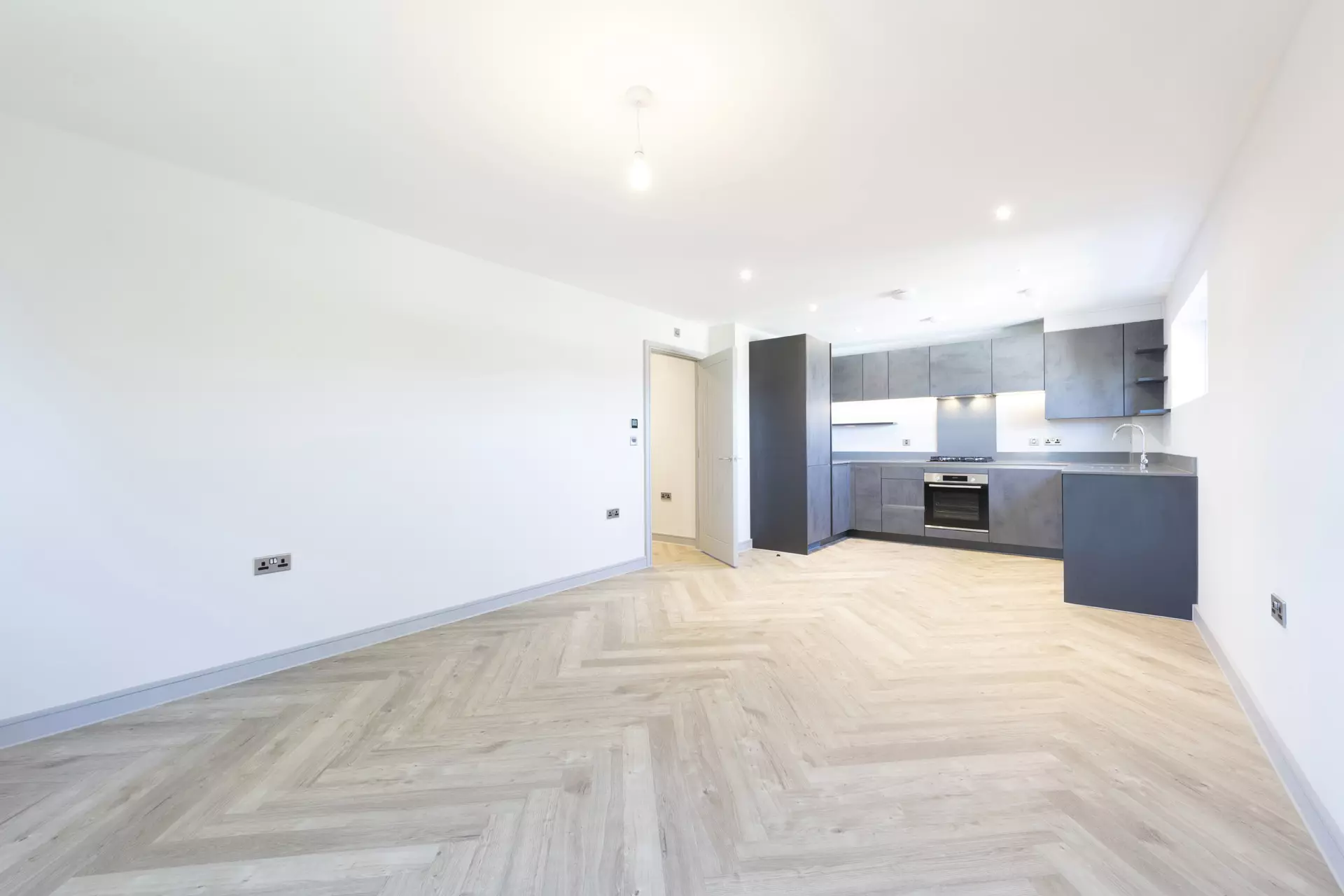 https://static.brookworth.com/assets/205-goods-station-road-tunbridge-wells/photography/2111_D24_1133_Brunel-House---Flat-no-11_FRB.jpg