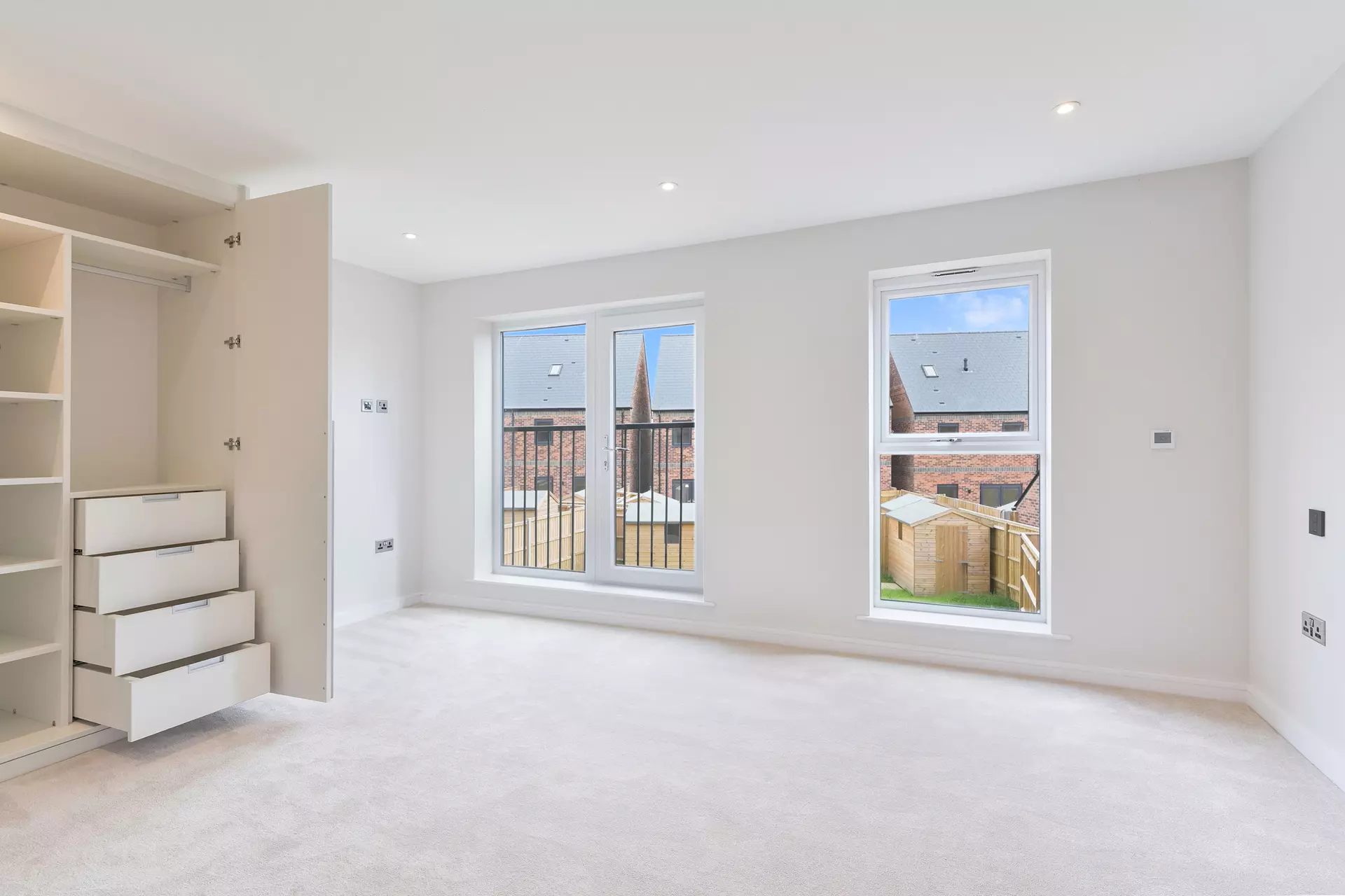 https://static.brookworth.com/assets/208-fairways-burgess-hill/plot-03/fairways-plot-03-bedroom-1-(24).jpg