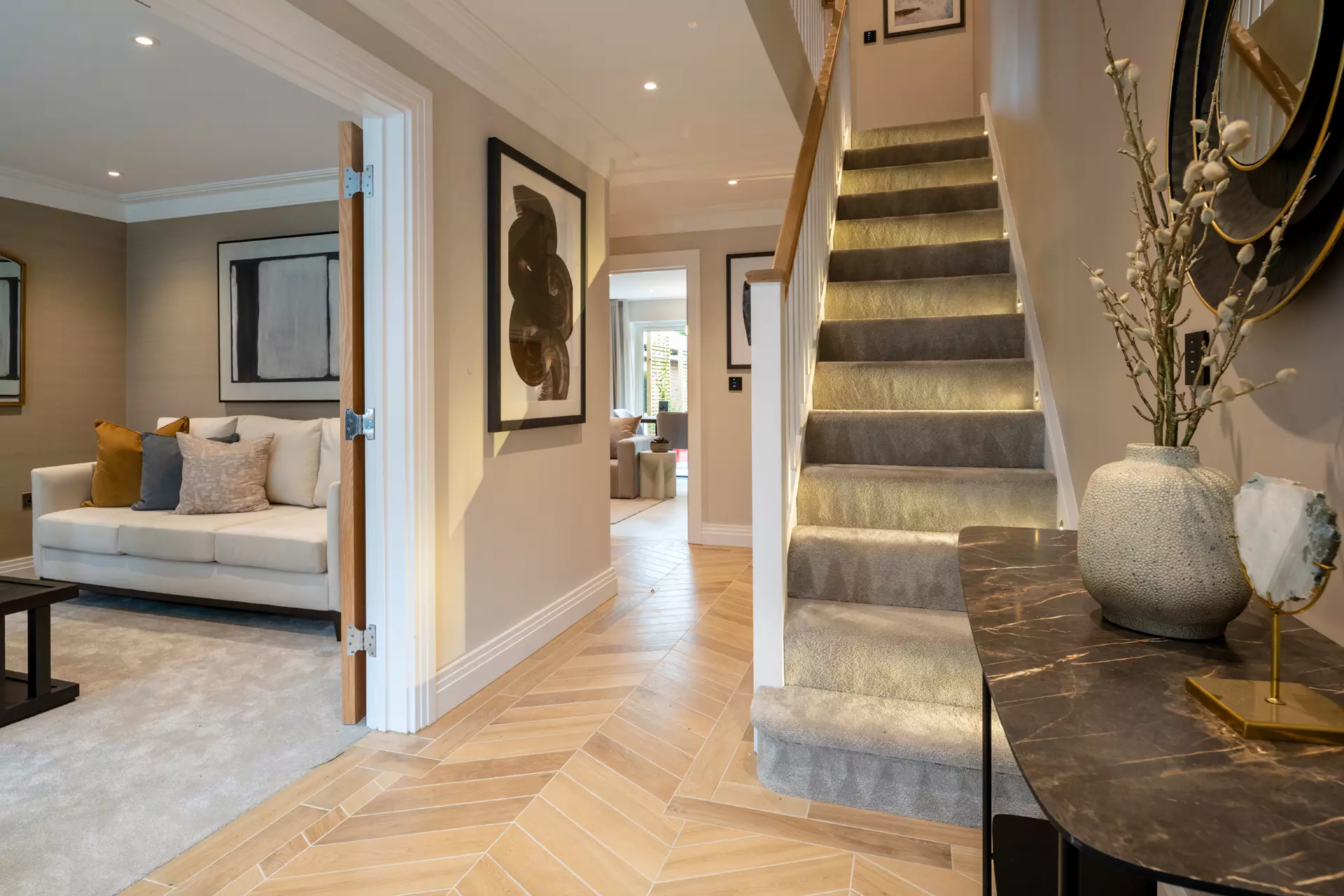 https://static.brookworth.com/assets/219-the-hamptons-west-horsley/2215_d27_599-hdr_frb.jpg